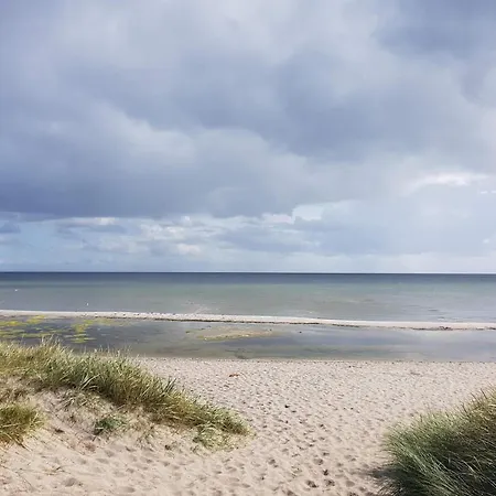 6 Person In Hals-by Traum